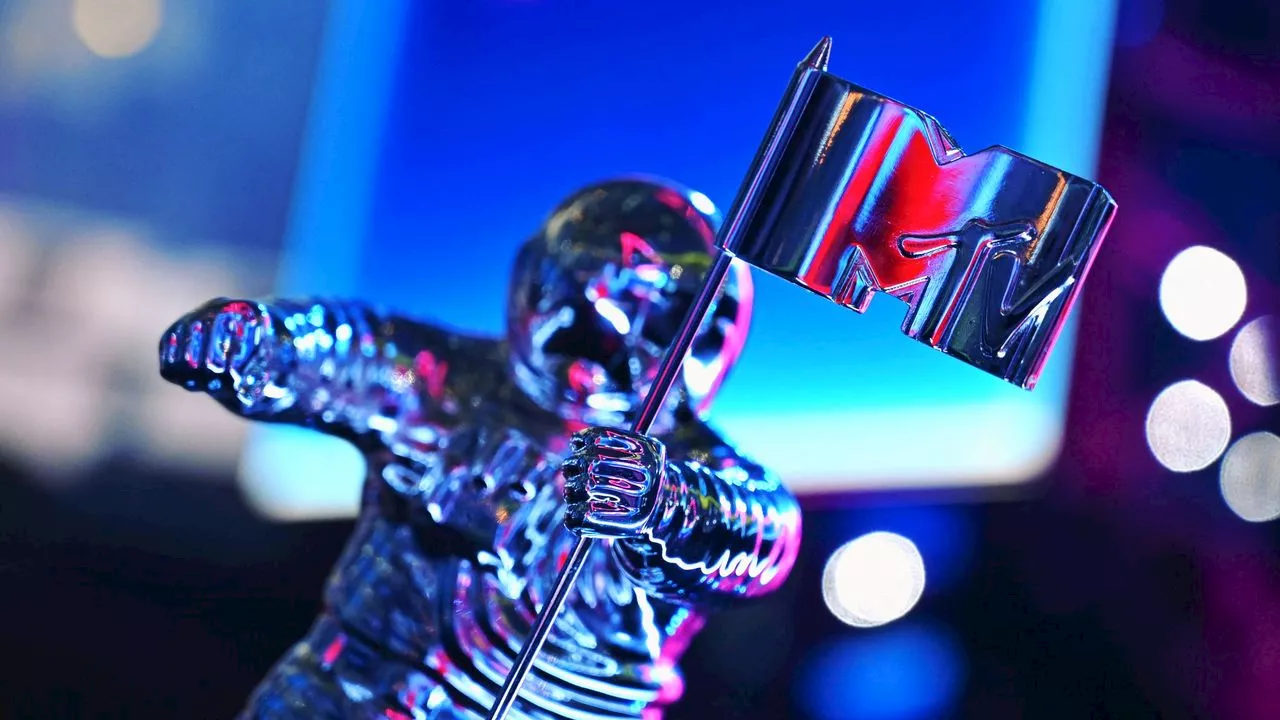 Reviewing VMA Performances as a Pop Girlie